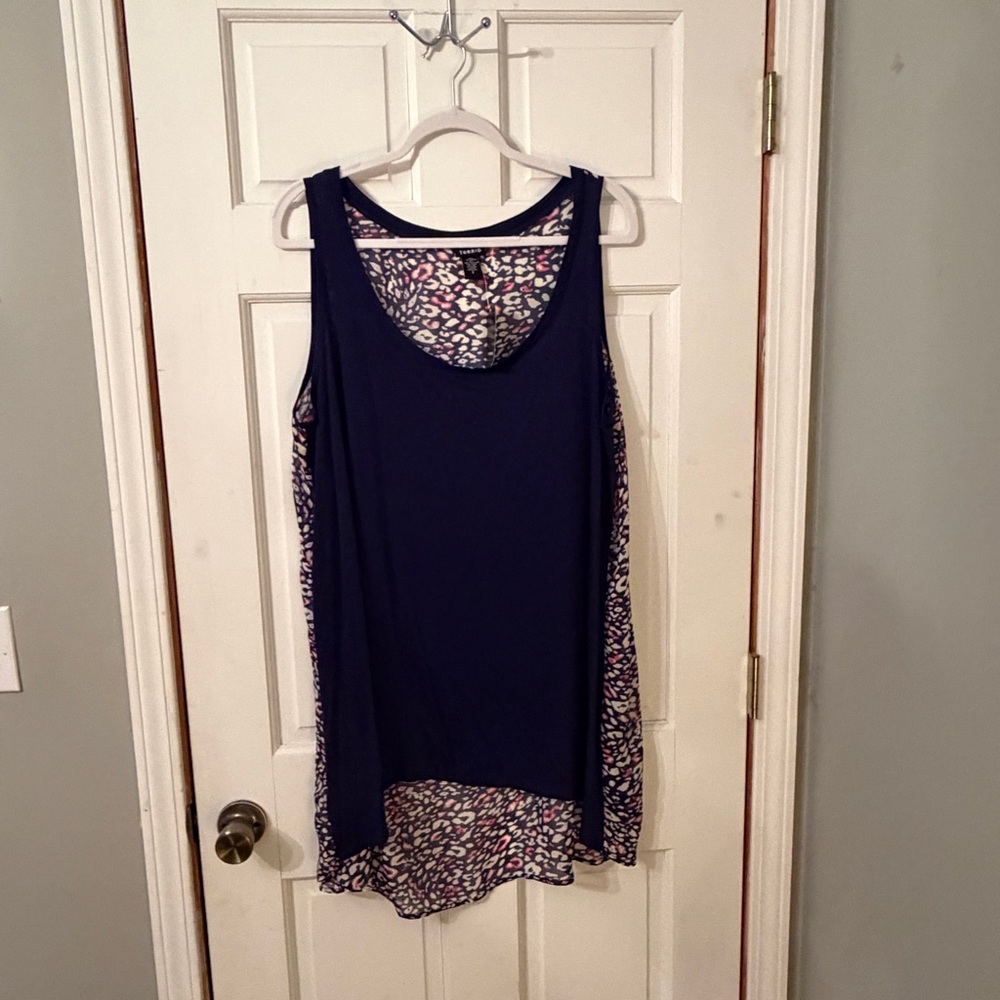 Torrid Navy and Pink Tank Top (NWT)
Womens Size 2